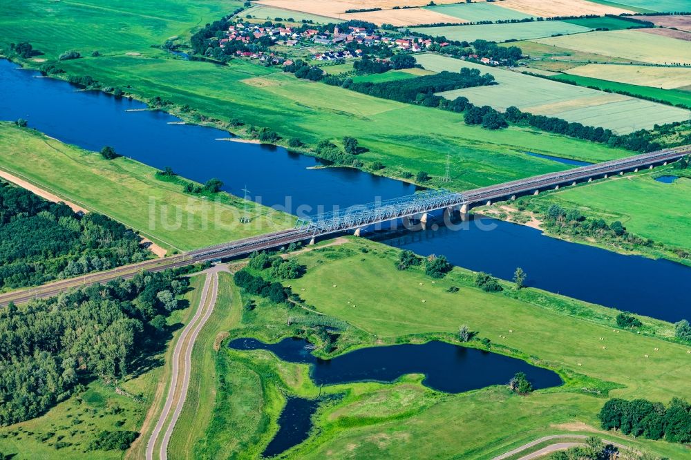 Luftaufnahme Schönhausen (Elbe) - Bahn- Brückenbauwerk Elbe in Schönhausen (Elbe) / Hämerten im Bundesland Sachsen-Anhalt, Deutschland