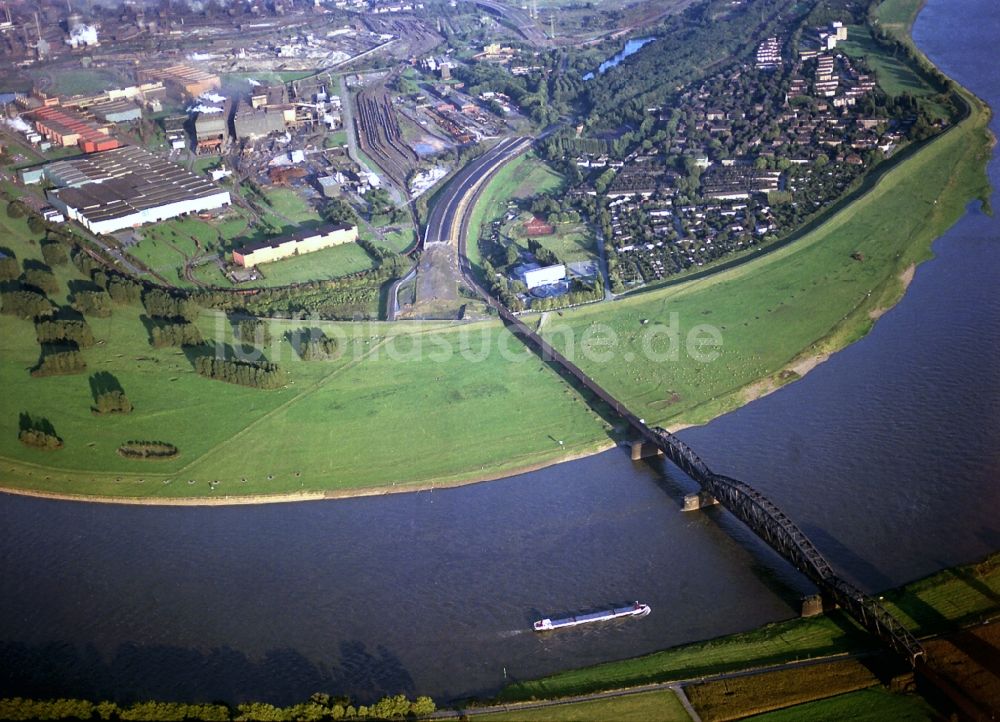 Duisburg von oben - Bahn- Brückenbauwerk Haus-Knipp-Eisenbahnbrücke in Duisburg im Bundesland Nordrhein-Westfalen, Deutschland