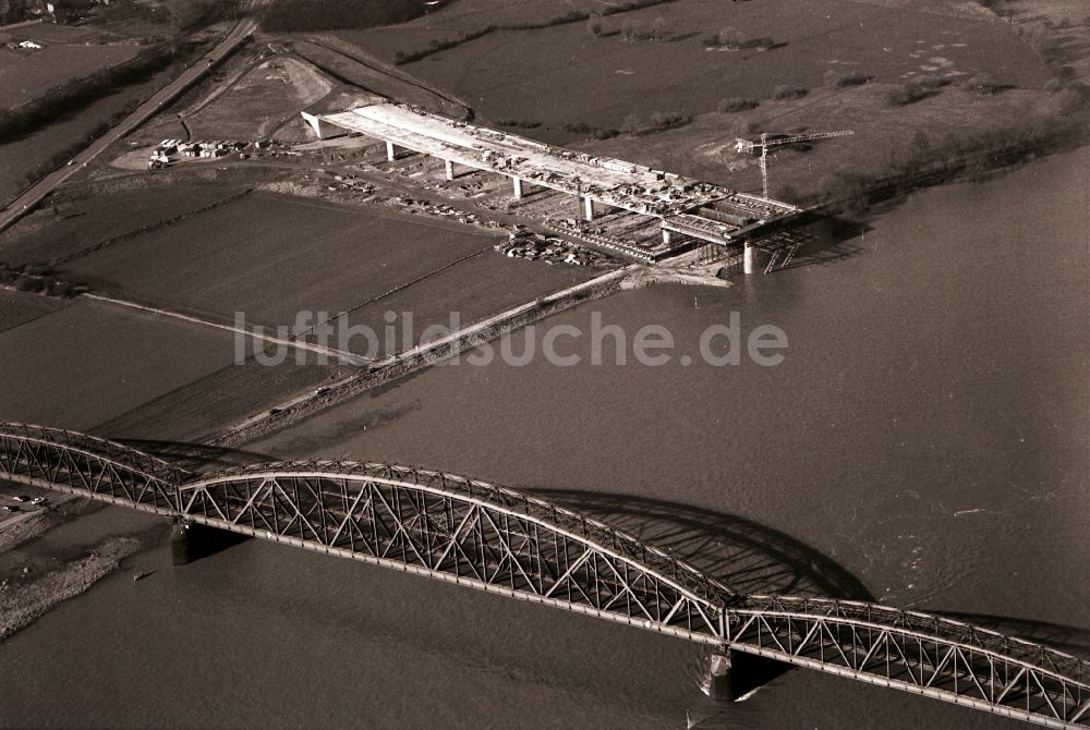 Luftbild Duisburg - Bahn- Brückenbauwerk Haus-Knipp-Eisenbahnbrücke in Duisburg im Bundesland Nordrhein-Westfalen, Deutschland