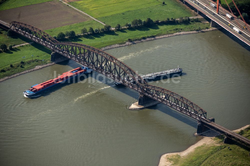 Duisburg von oben - Bahn- Brückenbauwerk Haus-Knipp-Eisenbahnbrücke in Duisburg im Bundesland Nordrhein-Westfalen, Deutschland