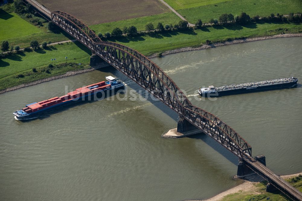 Luftbild Duisburg - Bahn- Brückenbauwerk Haus-Knipp-Eisenbahnbrücke in Duisburg im Bundesland Nordrhein-Westfalen, Deutschland