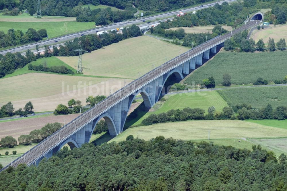 Kirchheim aus der Vogelperspektive: Bahn- Brückenbauwerk in Kirchheim im Bundesland Hessen, Deutschland