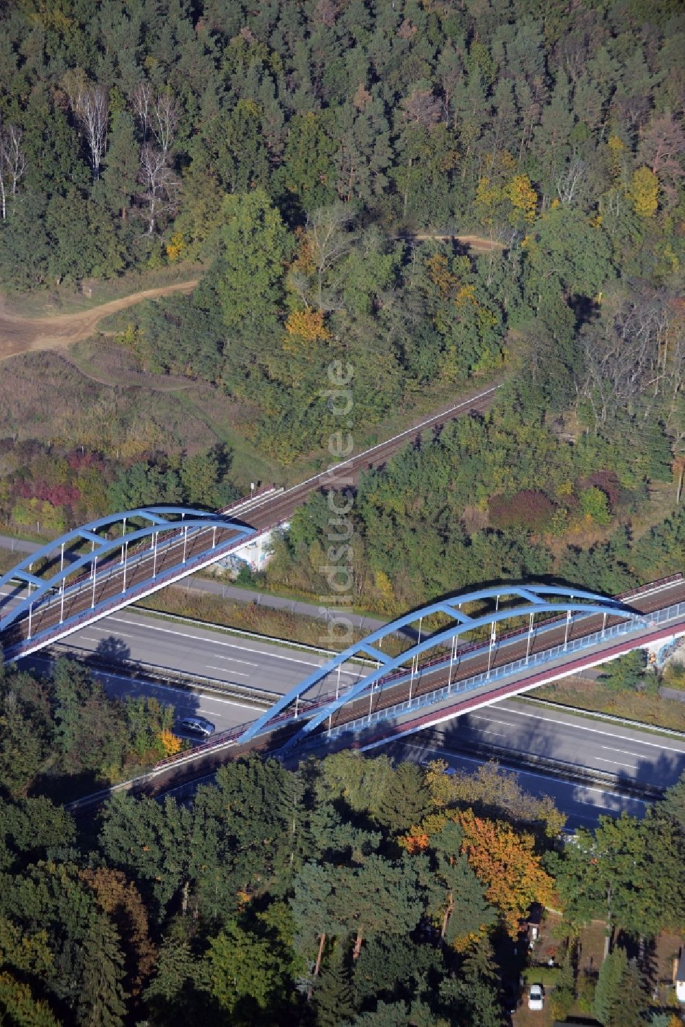 Neuenhagen bei Berlin von oben - Bahn- Brückenbauwerk in Neuenhagen bei Berlin im Bundesland Brandenburg