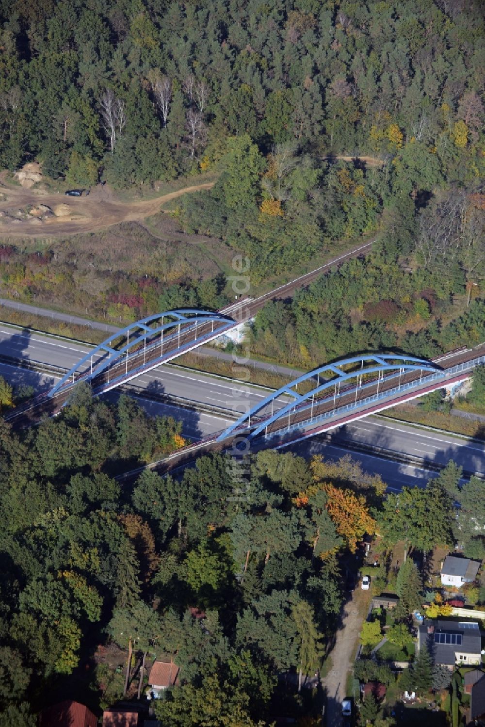 Neuenhagen bei Berlin aus der Vogelperspektive: Bahn- Brückenbauwerk in Neuenhagen bei Berlin im Bundesland Brandenburg