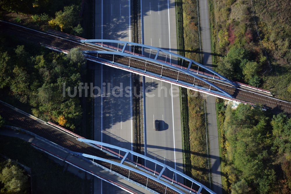 Luftbild Neuenhagen bei Berlin - Bahn- Brückenbauwerk in Neuenhagen bei Berlin im Bundesland Brandenburg