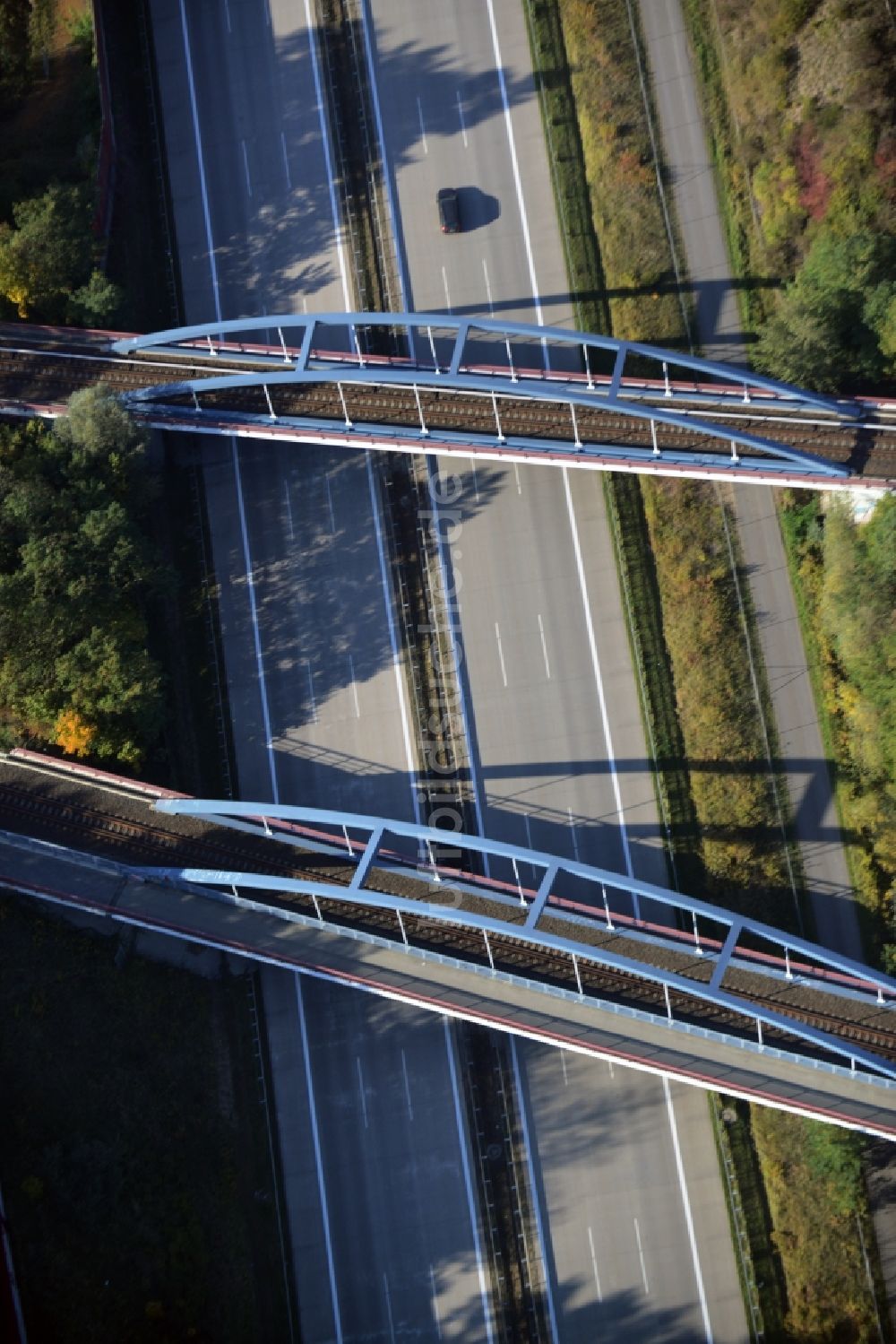 Luftaufnahme Neuenhagen bei Berlin - Bahn- Brückenbauwerk in Neuenhagen bei Berlin im Bundesland Brandenburg