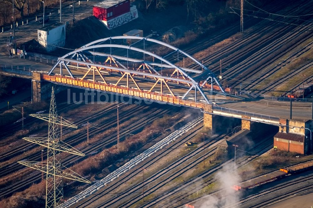 Luftbild Mülheim an der Ruhr - Bahn- Brückenbauwerk Oberhausener Straße in Mülheim an der Ruhr im Bundesland Nordrhein-Westfalen