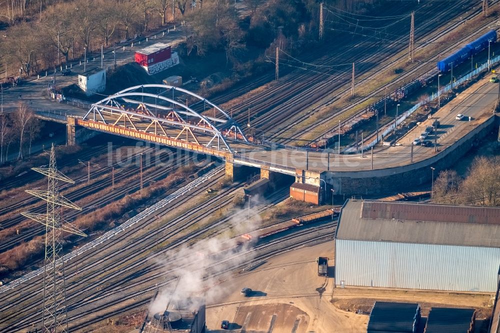 Luftaufnahme Mülheim an der Ruhr - Bahn- Brückenbauwerk Oberhausener Straße in Mülheim an der Ruhr im Bundesland Nordrhein-Westfalen