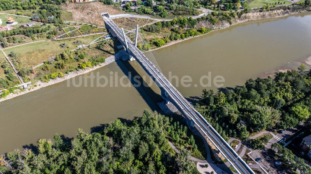 Luftaufnahme Edmonton - Bahn- Brückenbauwerk der Tawatina LRT Bridge über den North Saskatchewan River in Edmonton in Alberta, Kanada