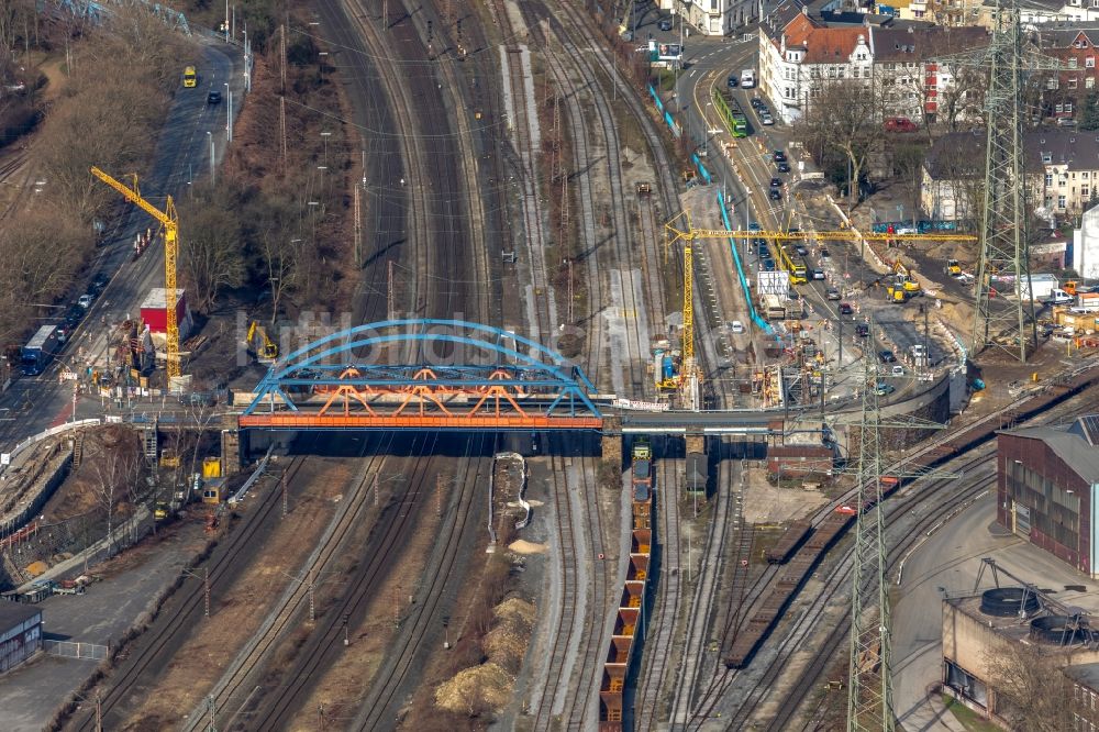 Mülheim an der Ruhr von oben - Bahn- Brückenbauwerk Thyssenbrücke der B 223 Oberhausener Straße in Mülheim an der Ruhr im Bundesland Nordrhein-Westfalen, Deutschland