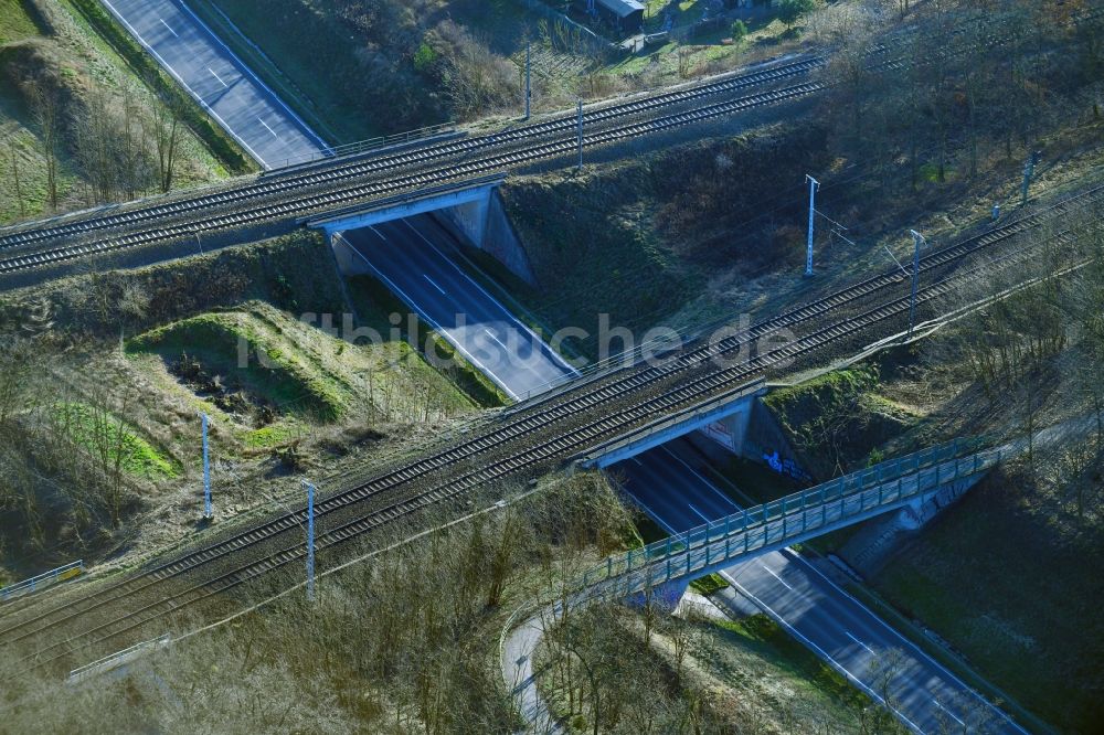 Luftaufnahme Michendorf - Bahn- Brückenbauwerk zur Bundesstraße B2 in Michendorf im Bundesland Brandenburg, Deutschland