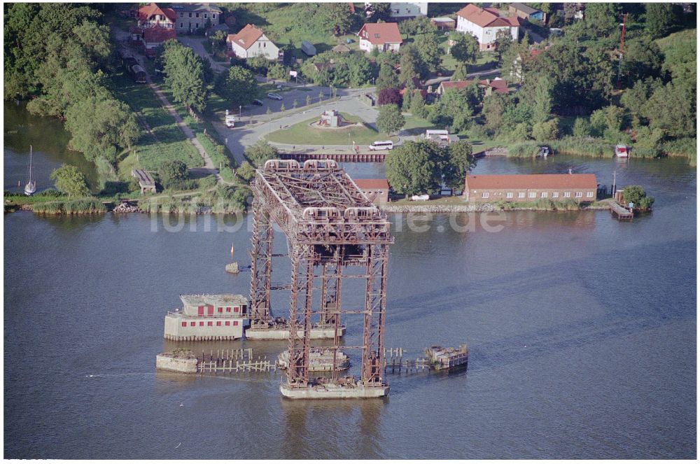 Bugewitz aus der Vogelperspektive: Bahn- Brückenruine Hubbrücke Karnin in Bugewitz im Bundesland Mecklenburg-Vorpommern, Deutschland