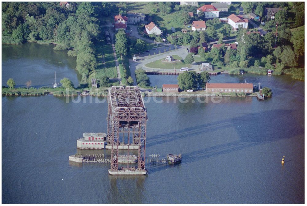 Luftaufnahme Bugewitz - Bahn- Brückenruine Hubbrücke Karnin in Bugewitz im Bundesland Mecklenburg-Vorpommern, Deutschland