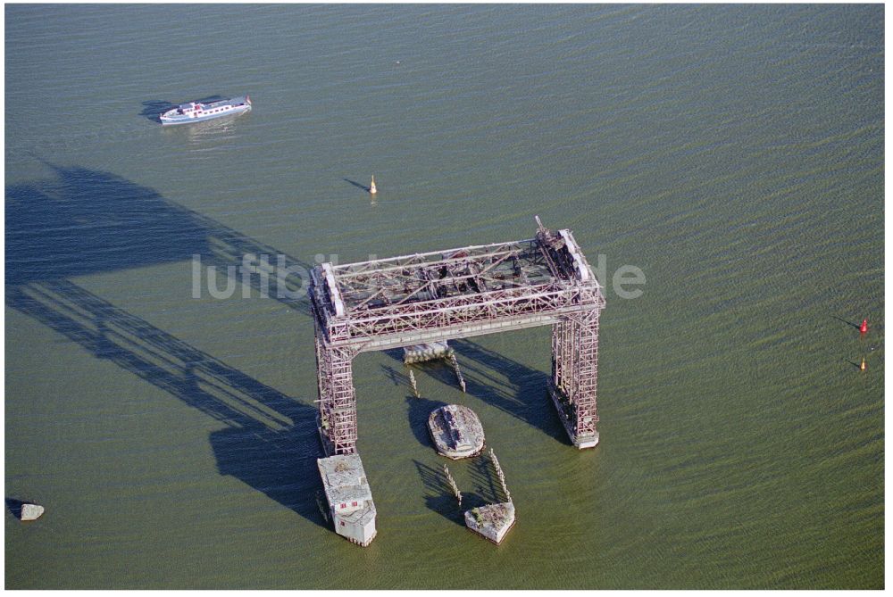 Bugewitz aus der Vogelperspektive: Bahn- Brückenruine Hubbrücke Karnin in Bugewitz im Bundesland Mecklenburg-Vorpommern, Deutschland