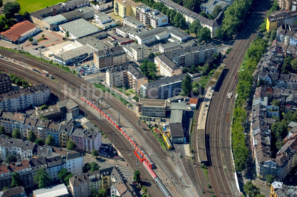 Luftaufnahme Düsseldorf - Bahn- Kreuzung der Schienen- und Gleisanlagen der S-Bahn vor einem Wohngebiet des Stadtteils Friedrichstadt in Düsseldorf im Bundesland Nordrhein-Westfalen