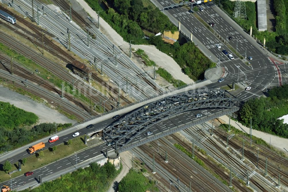 Luftaufnahme Leipzig - Bahn- Kreuzung der Schienen- und Gleisanlagen der Deutschen Bahn an der Brücke zur Bundesstraße B2 in Leipzig im Bundesland Sachsen