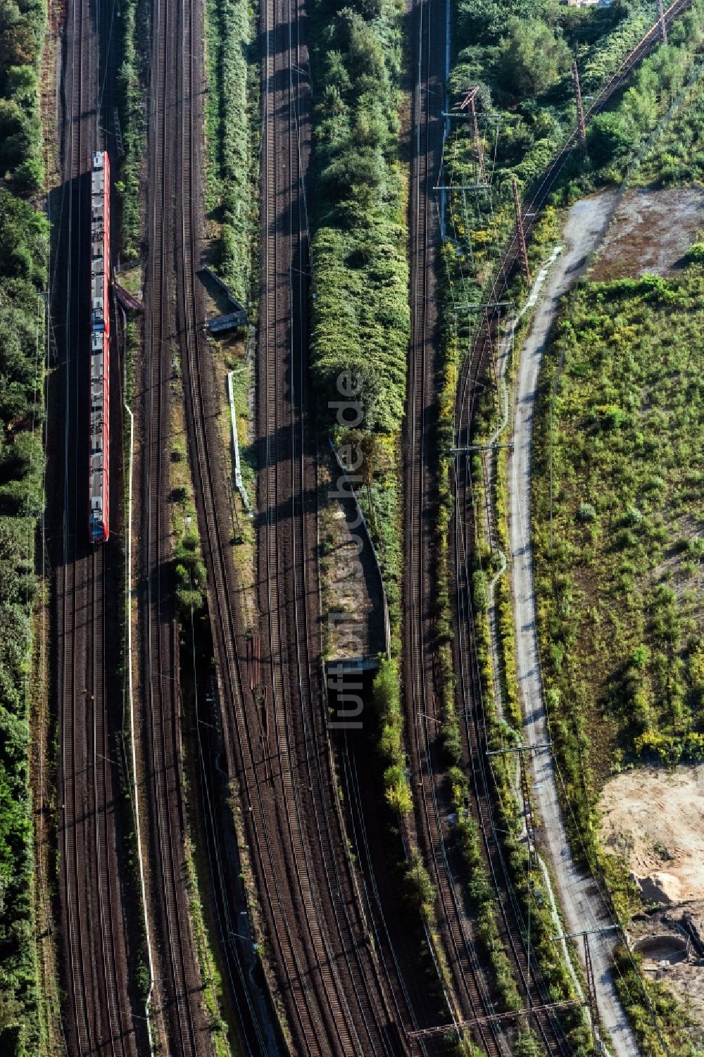 Luftbild Duisburg - Bahn- Kreuzung der Schienen- und Gleisanlagen der Deutschen Bahn in Duisburg im Bundesland Nordrhein-Westfalen