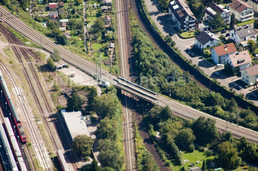 Luftaufnahme Karlsruhe - Bahn- Kreuzung der Schienen- und Gleisanlagen der Deutschen Bahn in Karlsruhe im Bundesland Baden-Württemberg