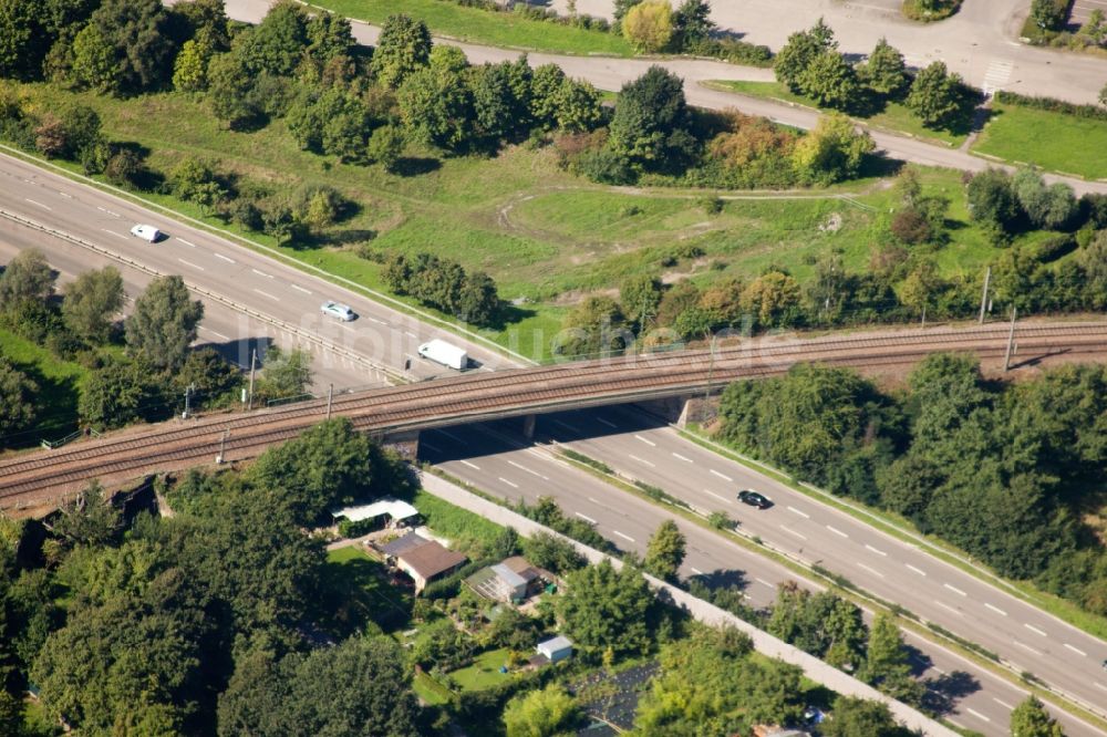 Karlsruhe aus der Vogelperspektive: Bahn- Kreuzung der Schienen- und Gleisanlagen der Deutschen Bahn in Karlsruhe im Bundesland Baden-Württemberg