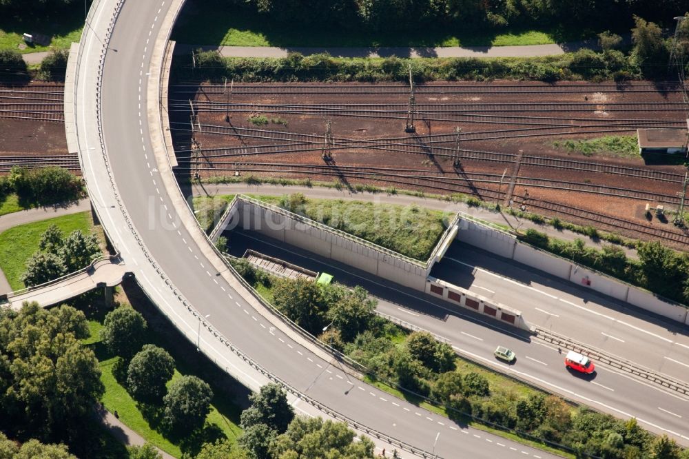 Luftaufnahme Karlsruhe - Bahn- Kreuzung der Schienen- und Gleisanlagen der Deutschen Bahn in Karlsruhe im Bundesland Baden-Württemberg