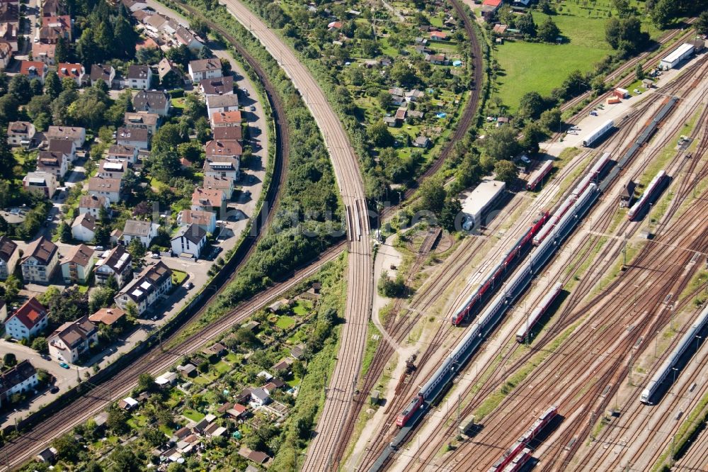 Karlsruhe von oben - Bahn- Kreuzung der Schienen- und Gleisanlagen der Deutschen Bahn in Karlsruhe im Bundesland Baden-Württemberg