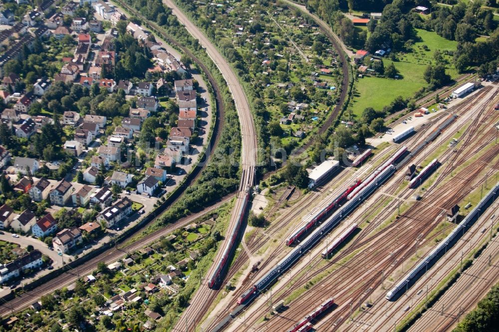 Karlsruhe aus der Vogelperspektive: Bahn- Kreuzung der Schienen- und Gleisanlagen der Deutschen Bahn in Karlsruhe im Bundesland Baden-Württemberg