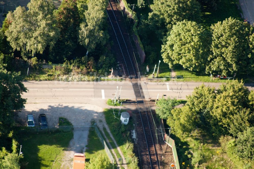 Luftaufnahme Karlsruhe - Bahn- Kreuzung der Schienen- und Gleisanlagen der Deutschen Bahn in Karlsruhe im Bundesland Baden-Württemberg