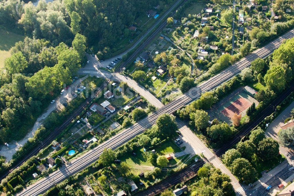 Karlsruhe von oben - Bahn- Kreuzung der Schienen- und Gleisanlagen der Deutschen Bahn in Karlsruhe im Bundesland Baden-Württemberg