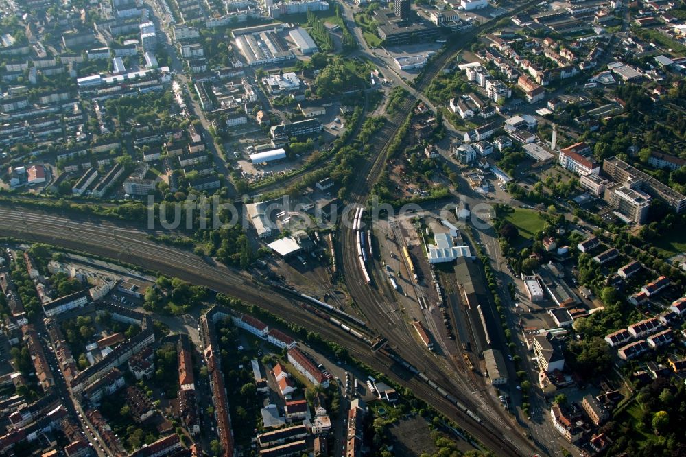 Luftbild Neustadt an der Weinstraße - Bahn- Kreuzung der Schienen- und Gleisanlagen der Deutschen Bahn in Neustadt an der Weinstraße im Bundesland Rheinland-Pfalz