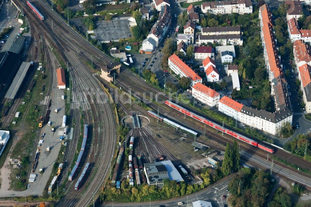 Neustadt an der Weinstraße aus der Vogelperspektive: Bahn- Kreuzung der Schienen- und Gleisanlagen der Deutschen Bahn in Neustadt an der Weinstraße im Bundesland Rheinland-Pfalz