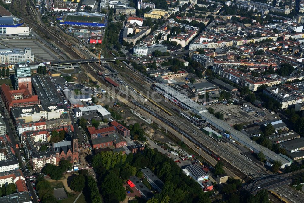 Luftaufnahme Berlin Friedrichshain - Bahn Strecken- Ausbau an der Modersohnbrücke entlang der Modersohnstraße im Stadtteil Friedrichshain von Berlin