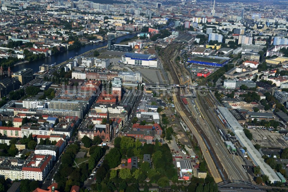 Berlin Friedrichshain von oben - Bahn Strecken- Ausbau an der Modersohnbrücke entlang der Modersohnstraße im Stadtteil Friedrichshain von Berlin