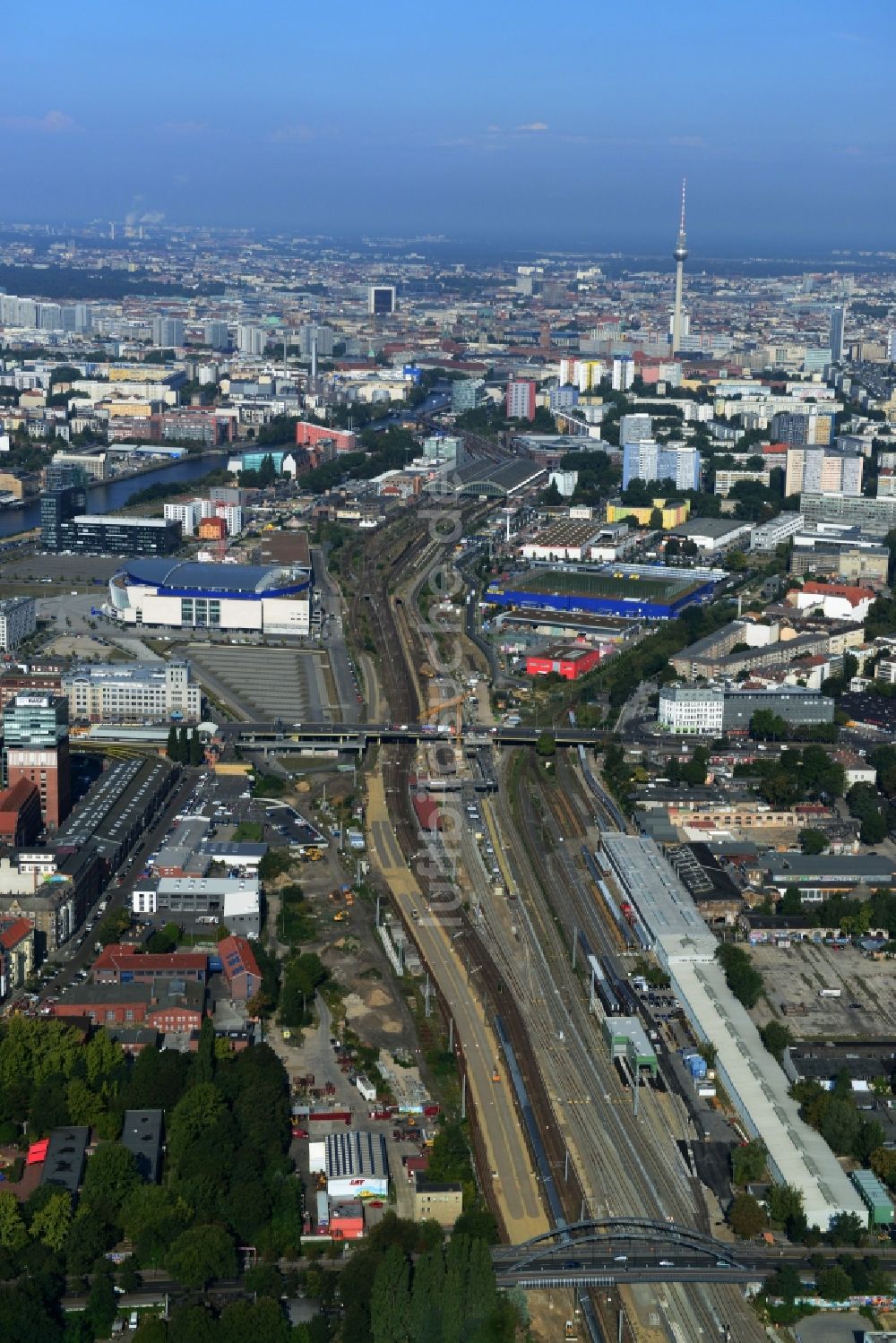 Berlin Friedrichshain aus der Vogelperspektive: Bahn Strecken- Ausbau an der Modersohnbrücke entlang der Modersohnstraße im Stadtteil Friedrichshain von Berlin