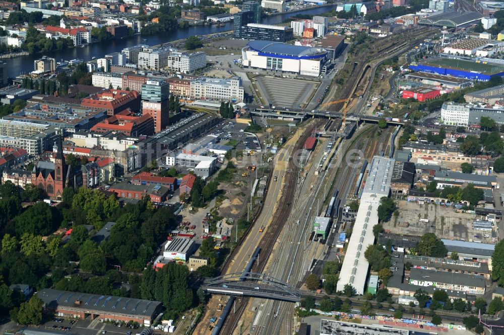 Berlin Friedrichshain von oben - Bahn Strecken- Ausbau an der Modersohnbrücke entlang der Modersohnstraße im Stadtteil Friedrichshain von Berlin