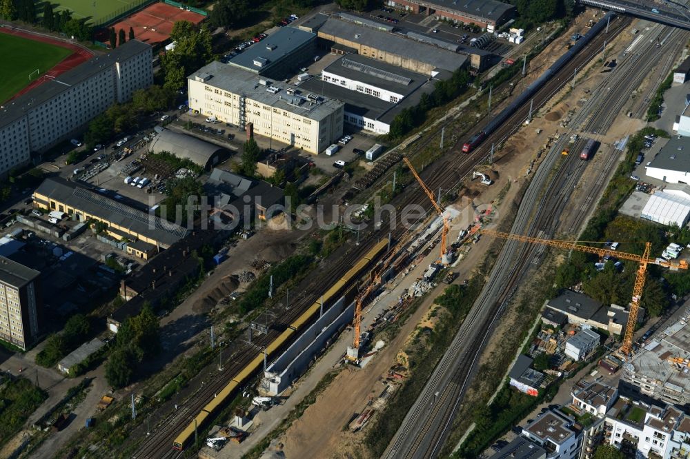 Berlin Friedrichshain aus der Vogelperspektive: Bahn Strecken- Ausbau an der Modersohnbrücke entlang der Modersohnstraße im Stadtteil Friedrichshain von Berlin