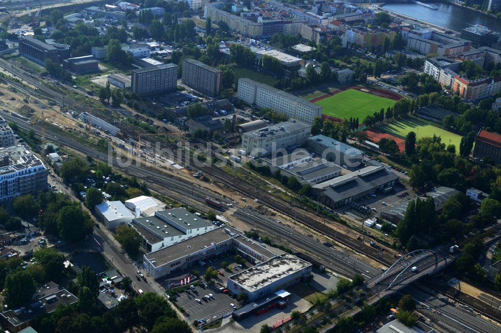 Berlin Friedrichshain von oben - Bahn Strecken- Ausbau an der Modersohnbrücke entlang der Modersohnstraße im Stadtteil Friedrichshain von Berlin