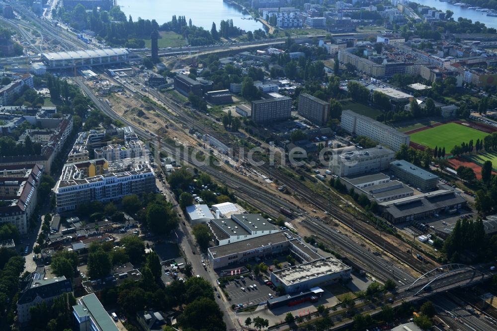 Berlin Friedrichshain aus der Vogelperspektive: Bahn Strecken- Ausbau an der Modersohnbrücke entlang der Modersohnstraße im Stadtteil Friedrichshain von Berlin