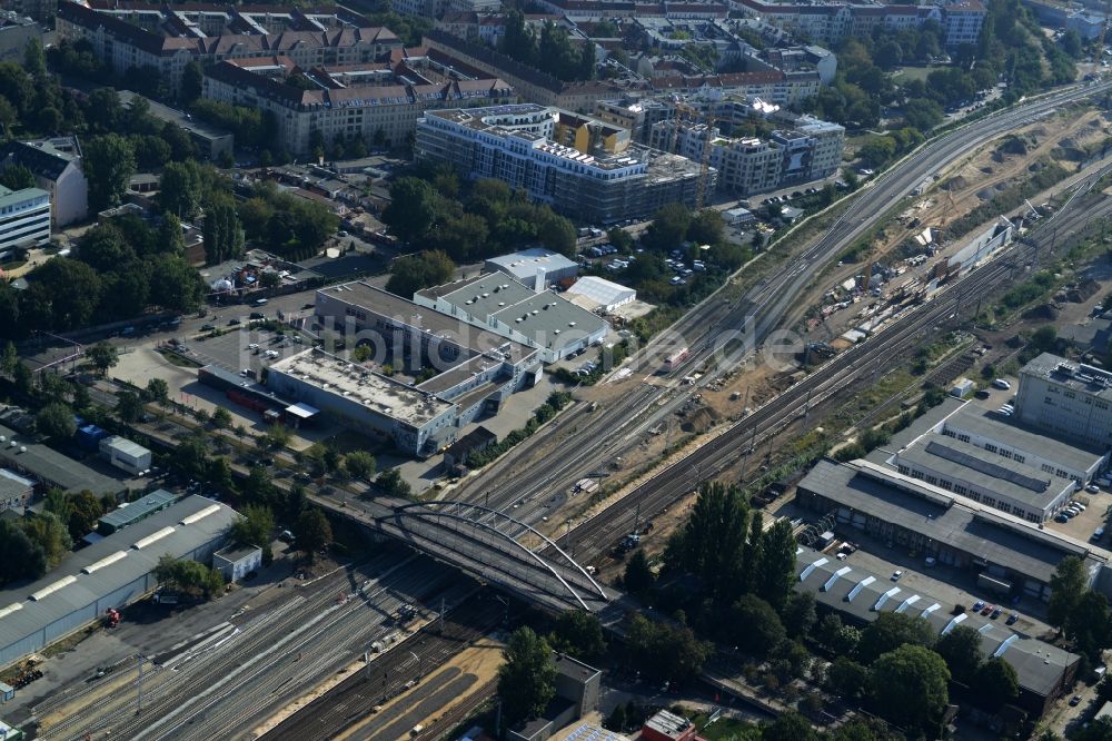 Berlin Friedrichshain aus der Vogelperspektive: Bahn Strecken- Ausbau an der Modersohnbrücke entlang der Modersohnstraße im Stadtteil Friedrichshain von Berlin