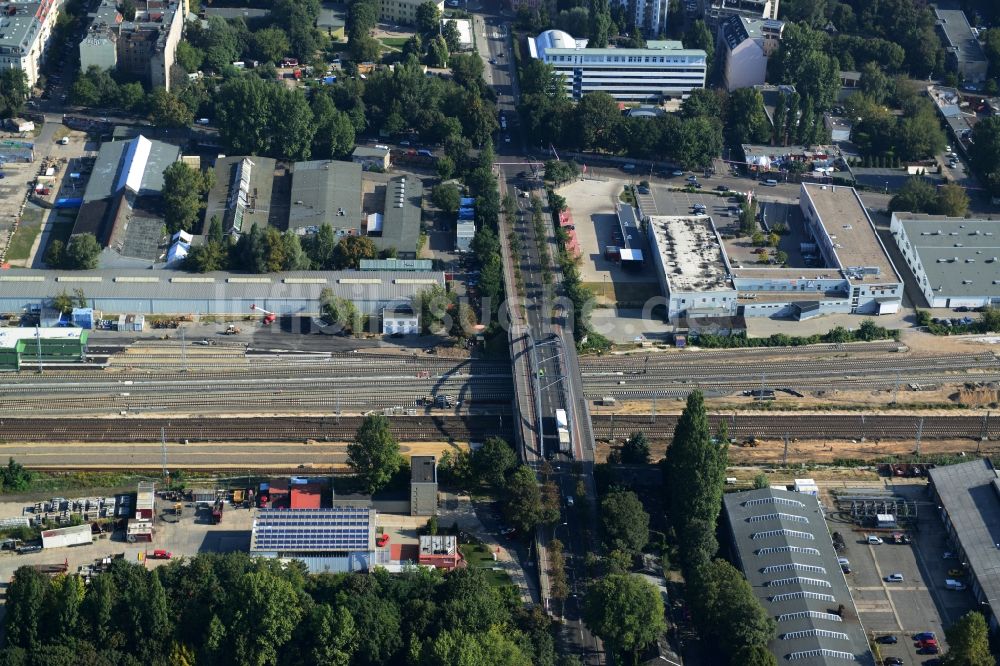 Luftaufnahme Berlin Friedrichshain - Bahn Strecken- Ausbau an der Modersohnbrücke entlang der Modersohnstraße im Stadtteil Friedrichshain von Berlin