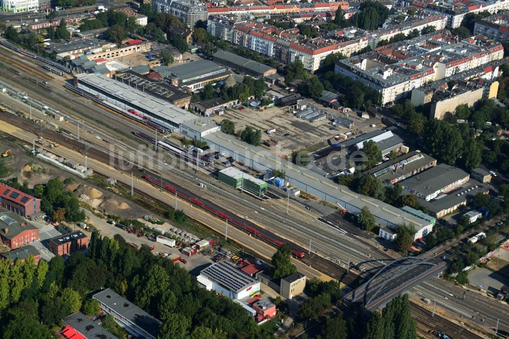 Berlin Friedrichshain aus der Vogelperspektive: Bahn Strecken- Ausbau an der Modersohnbrücke entlang der Modersohnstraße im Stadtteil Friedrichshain von Berlin