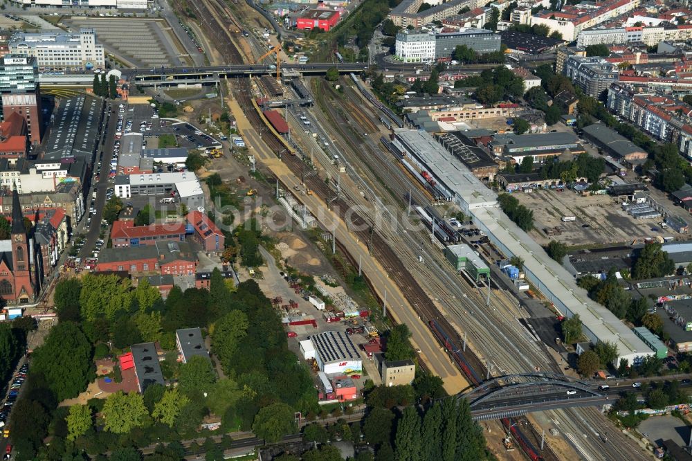 Luftaufnahme Berlin Friedrichshain - Bahn Strecken- Ausbau an der Modersohnbrücke entlang der Modersohnstraße im Stadtteil Friedrichshain von Berlin