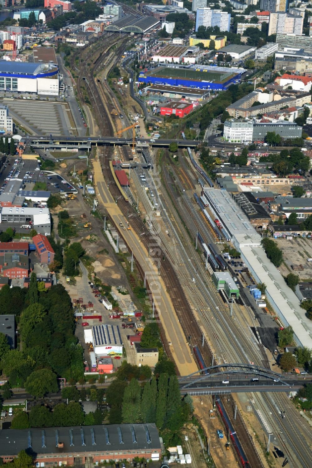 Berlin Friedrichshain von oben - Bahn Strecken- Ausbau an der Modersohnbrücke entlang der Modersohnstraße im Stadtteil Friedrichshain von Berlin