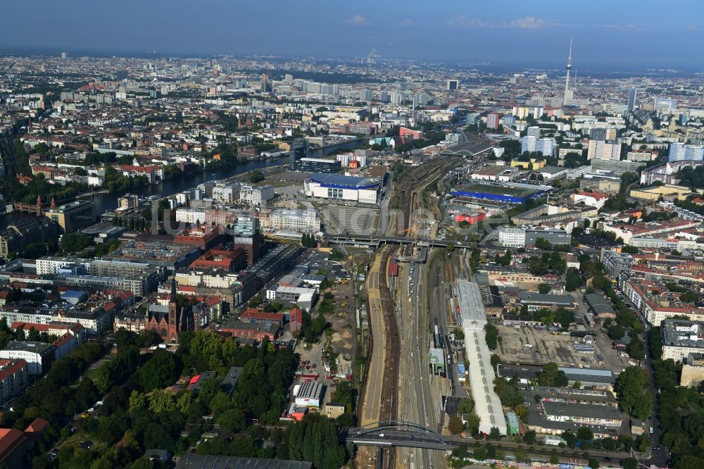 Berlin Friedrichshain aus der Vogelperspektive: Bahn Strecken- Ausbau an der Modersohnbrücke entlang der Modersohnstraße im Stadtteil Friedrichshain von Berlin