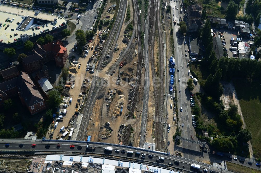 Luftaufnahme Berlin Friedrichshain - Bahn Strecken- Ausbau an der Modersohnbrücke entlang der Modersohnstraße im Stadtteil Friedrichshain von Berlin