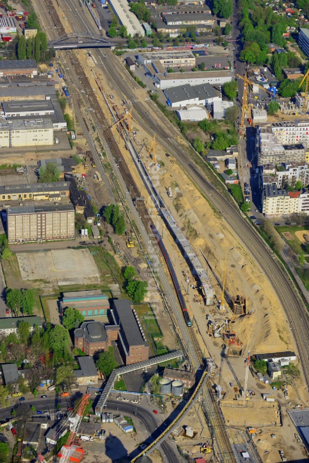 Luftaufnahme Berlin - Bahn Strecken- Ausbau zwischen Modersohnbrücke entlang der Modersohnstraße und dem Bahnhof Ostkreuz im Stadtteil Friedrichshain von Berlin