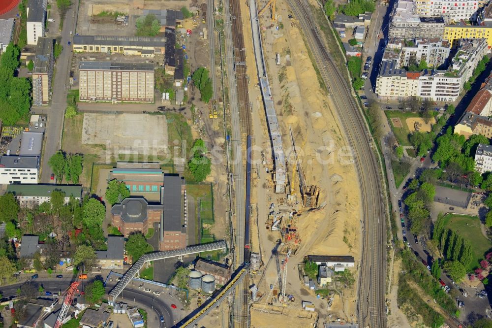 Berlin aus der Vogelperspektive: Bahn Strecken- Ausbau zwischen Modersohnbrücke entlang der Modersohnstraße und dem Bahnhof Ostkreuz im Stadtteil Friedrichshain von Berlin