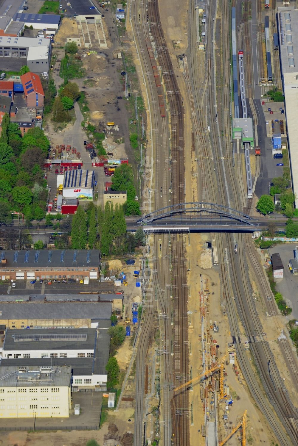 Luftbild Berlin - Bahn Strecken- Ausbau zwischen Modersohnbrücke entlang der Modersohnstraße und dem Bahnhof Ostkreuz im Stadtteil Friedrichshain von Berlin