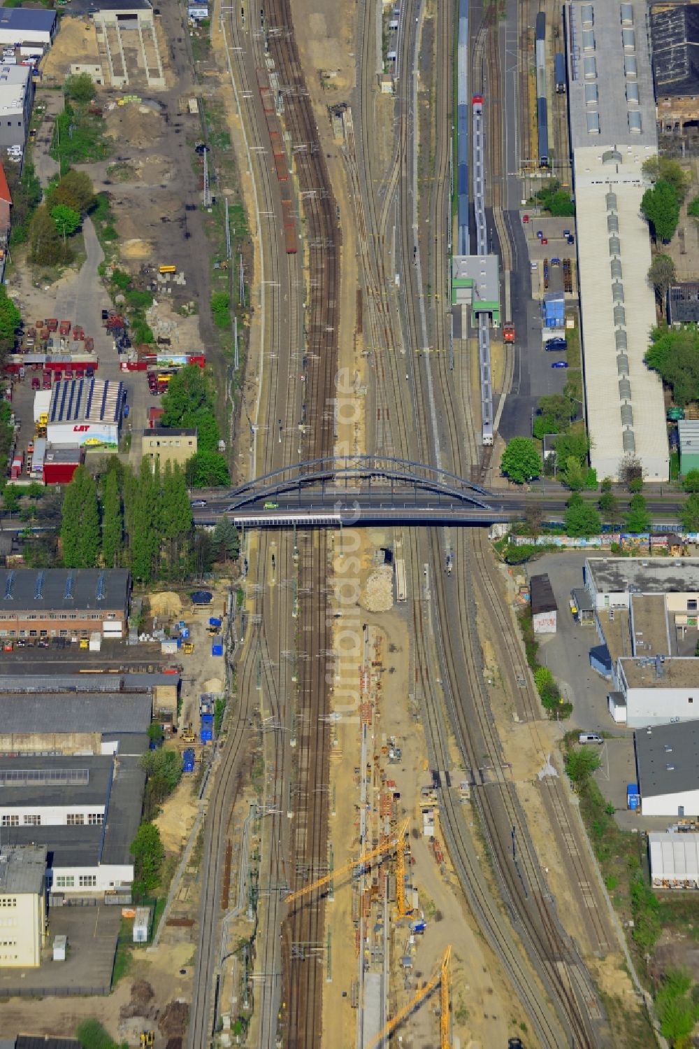 Luftaufnahme Berlin - Bahn Strecken- Ausbau zwischen Modersohnbrücke entlang der Modersohnstraße und dem Bahnhof Ostkreuz im Stadtteil Friedrichshain von Berlin