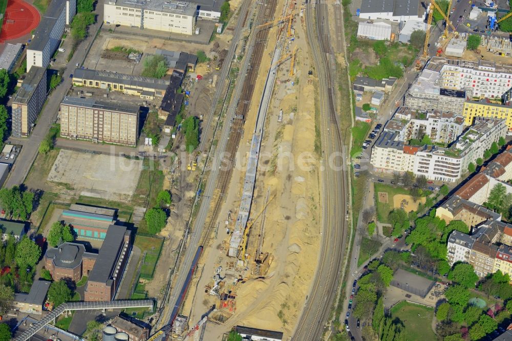 Berlin von oben - Bahn Strecken- Ausbau zwischen Modersohnbrücke entlang der Modersohnstraße und dem Bahnhof Ostkreuz im Stadtteil Friedrichshain von Berlin