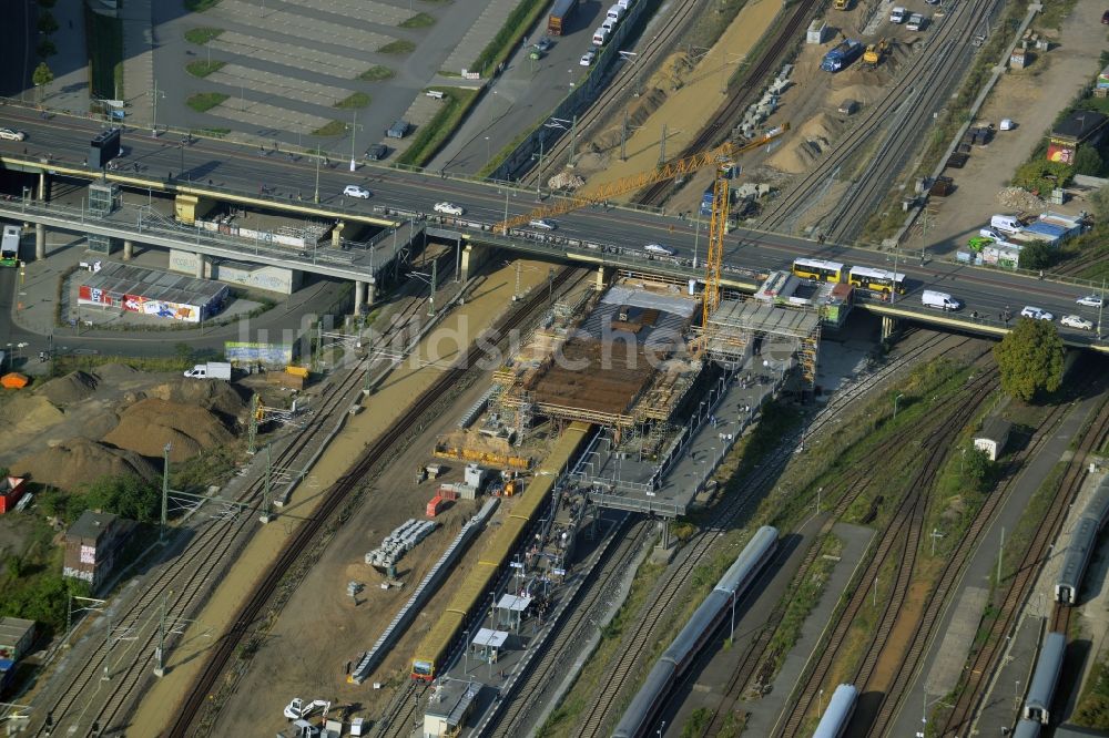 Berlin aus der Vogelperspektive: Bahn Strecken- Ausbau zwischen Modersohnbrücke entlang der Modersohnstraße und dem Bahnhof Ostkreuz im Stadtteil Friedrichshain von Berlin